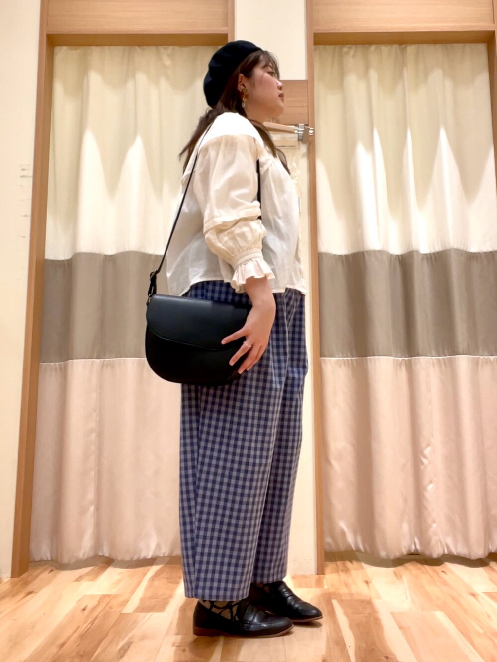 ブルー系のその他パンツ、ホワイト系のシャツ/ブラウスを着用したレディースの春コーディネートの3枚目の写真