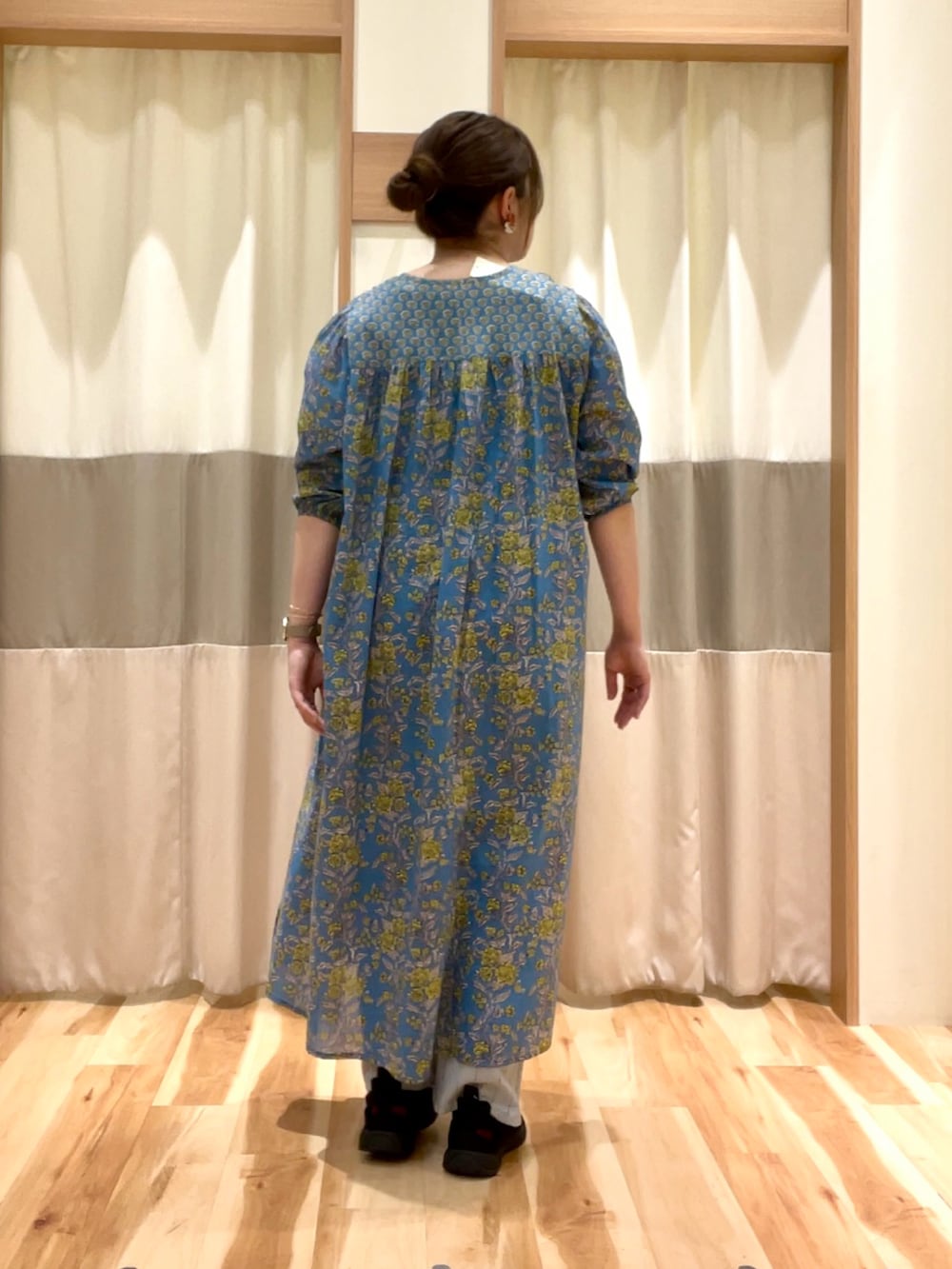 ブルー系のワンピース、ホワイト系のその他パンツを着用したレディースの春コーディネートの3枚目の写真