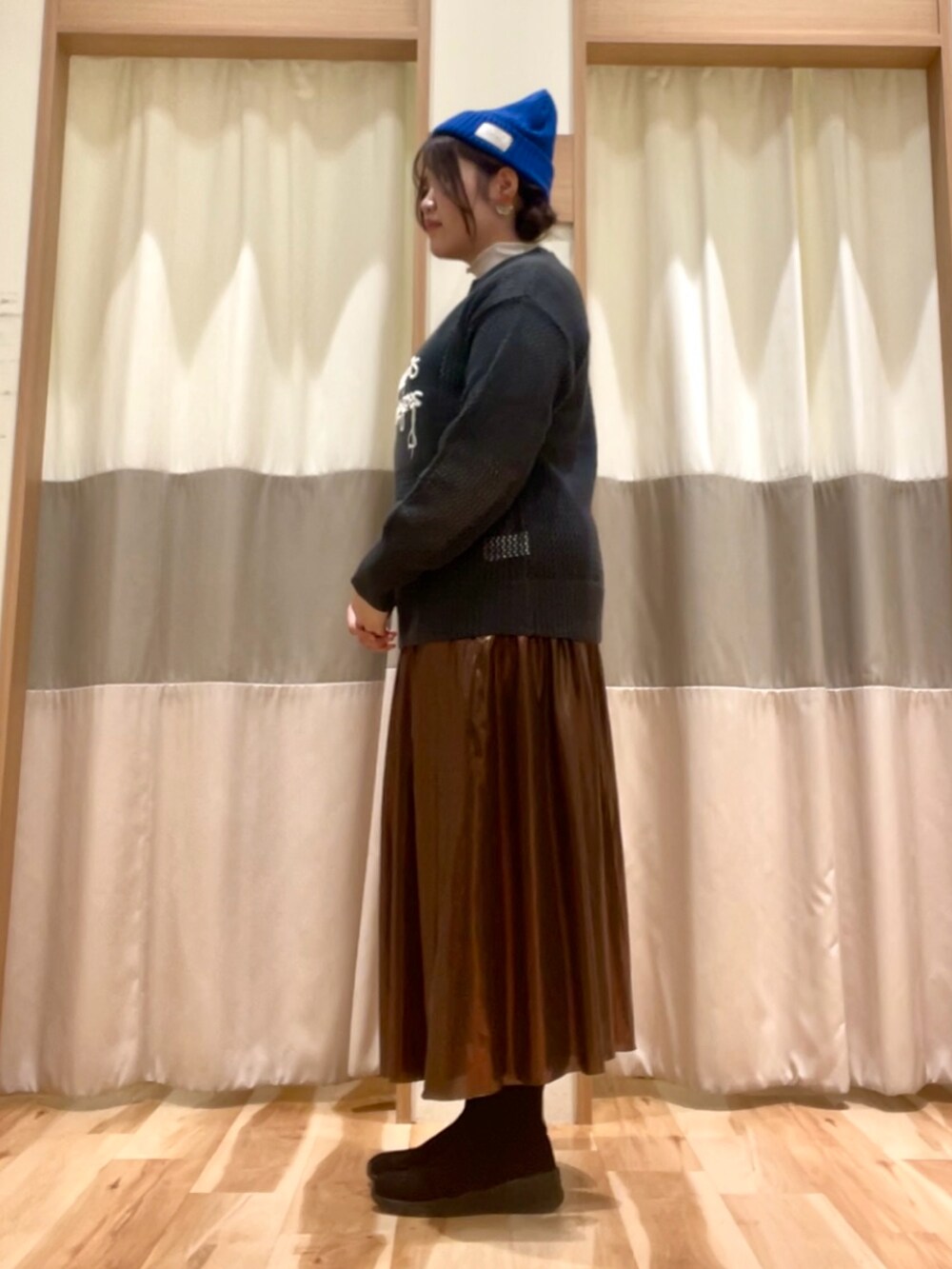 「きれいめカジュアル、レイヤードスタイル、スカートコーデ、Samansa Mos2 blue、梅春コーデ」｜「Samansa Mos2 blueの◎光沢フレアスカート（スカート、ブラック系）」を使った、bebeさん（レディース・159cm）の冬コーディネートの2枚目の写真