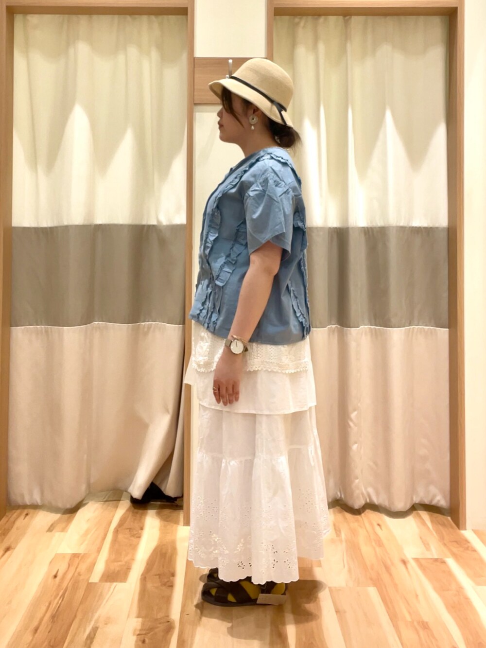 ホワイト系のスカート、ブルー系のシャツ/ブラウス、ホワイト系のTシャツ/カットソーを着用したレディースの春コーディネートの4枚目の写真