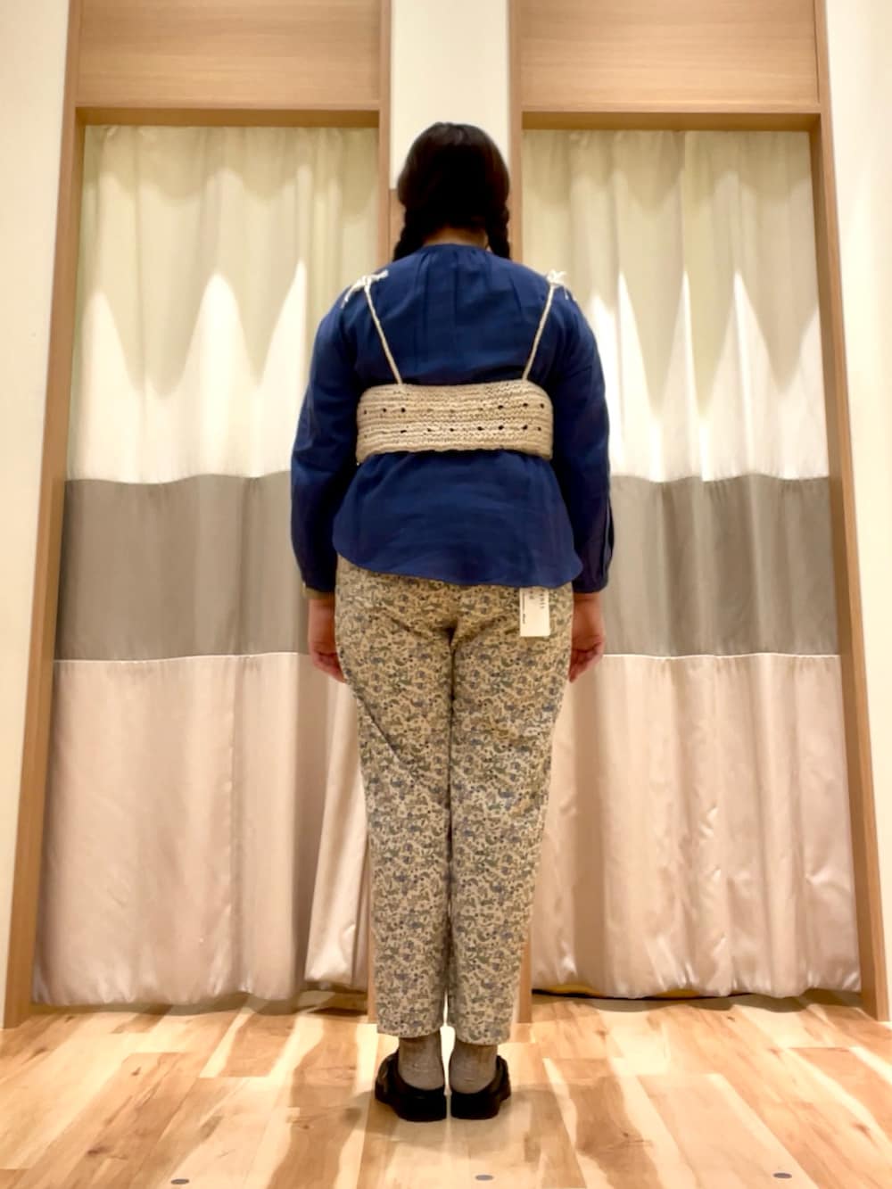 ホワイト系のその他トップス、ブルー系のシャツ/ブラウス、ブルー系のその他パンツを着用したレディースの春コーディネートの3枚目の写真