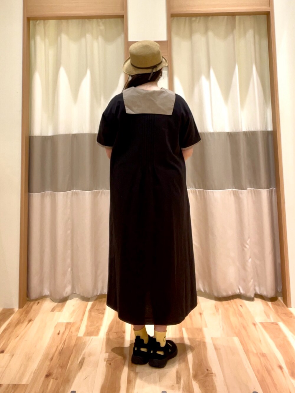 ブラウン系のワンピース、ベージュ系のハットを着用したレディースの春コーディネートの4枚目の写真