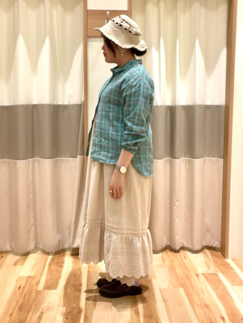 ベージュ系のワンピース、ベージュ系のその他パンツ、ブラウン系のドレスシューズを着用したレディースの春コーディネートの3枚目の写真