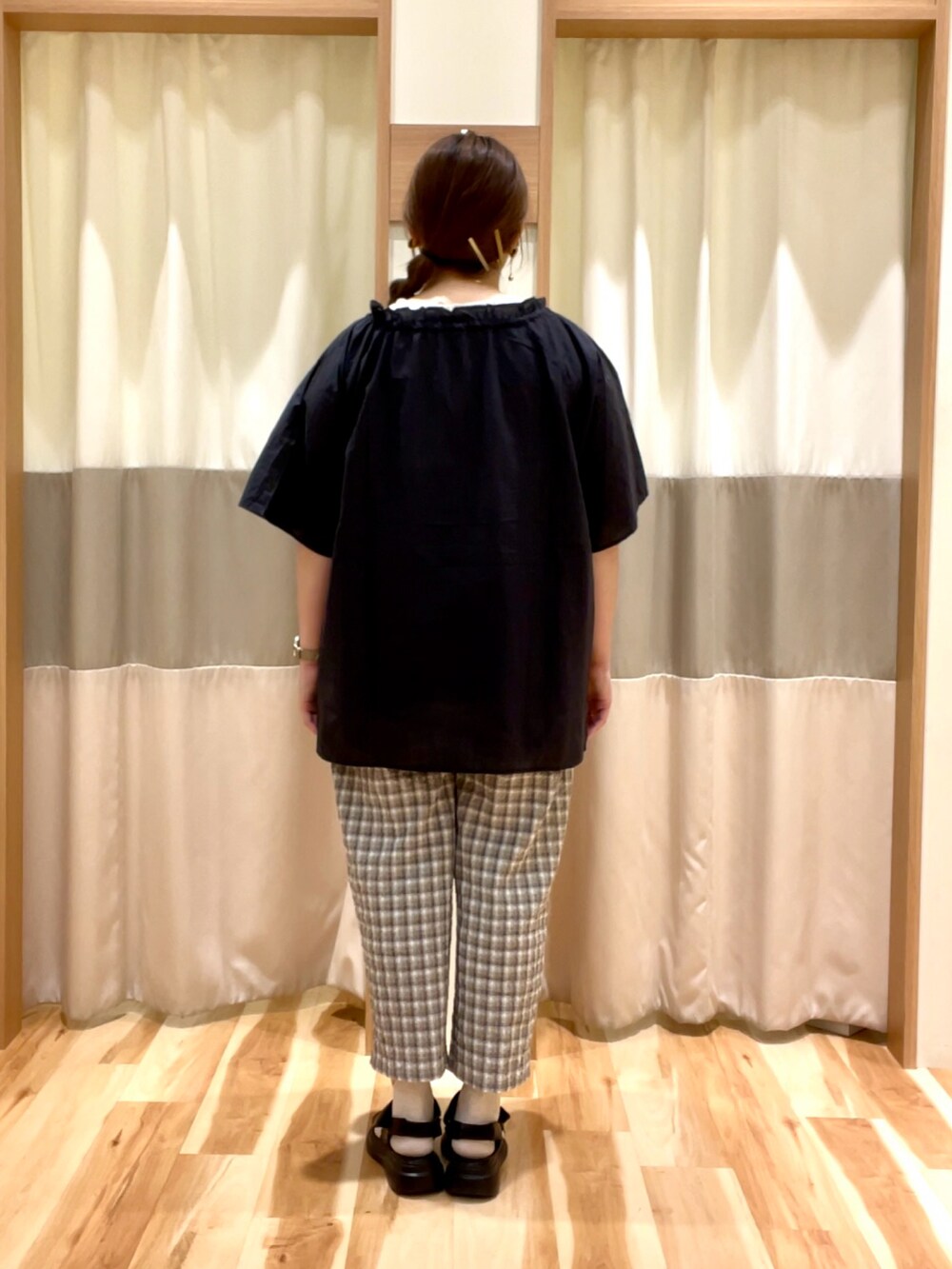 ブラック系のシャツ/ブラウス、グレー系のその他パンツを着用したレディースの夏コーディネートの3枚目の写真