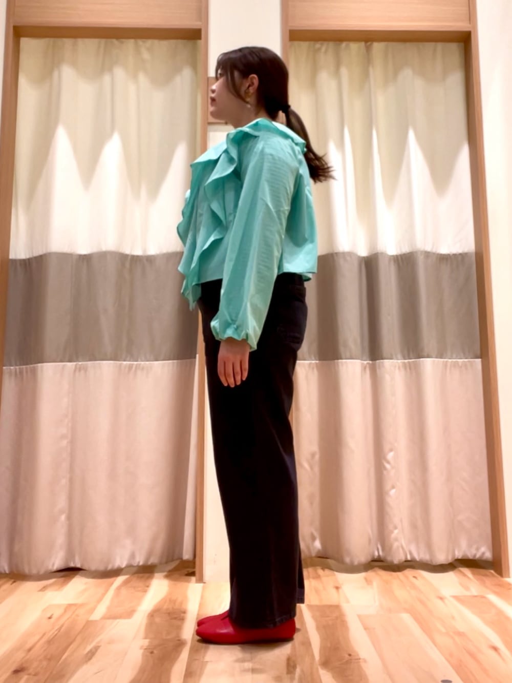 グリーン系のシャツ/ブラウス、ブラック系のオールインワン・サロペット、ブラック系のTシャツ/カットソーを着用したレディースの冬コーディネートの2枚目の写真