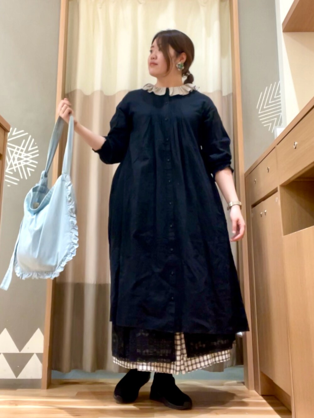 ブラック系のスカート、ブラック系のワンピースを着用したレディースの冬コーディネートの2枚目の写真