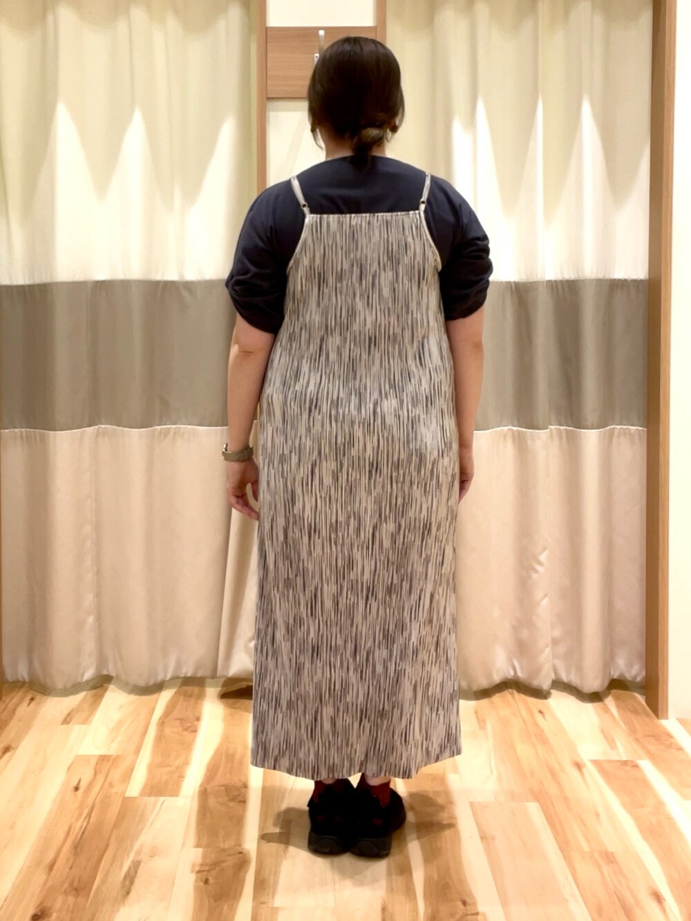 グレー系のTシャツ/カットソー、ブルー系のワンピースを着用したレディースの春コーディネートの3枚目の写真