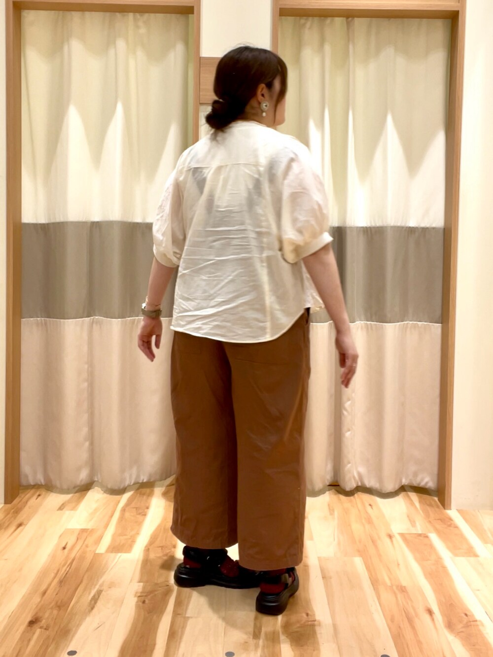 ブラウン系のサロペット/オーバーオール、ホワイト系のシャツ/ブラウス、ホワイト系のTシャツ/カットソーを着用したレディースの夏コーディネートの2枚目の写真