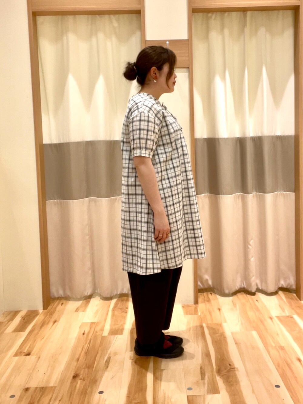 グレー系のその他パンツ、ブラック系のシャツ/ブラウスを着用したレディースの春コーディネートの2枚目の写真