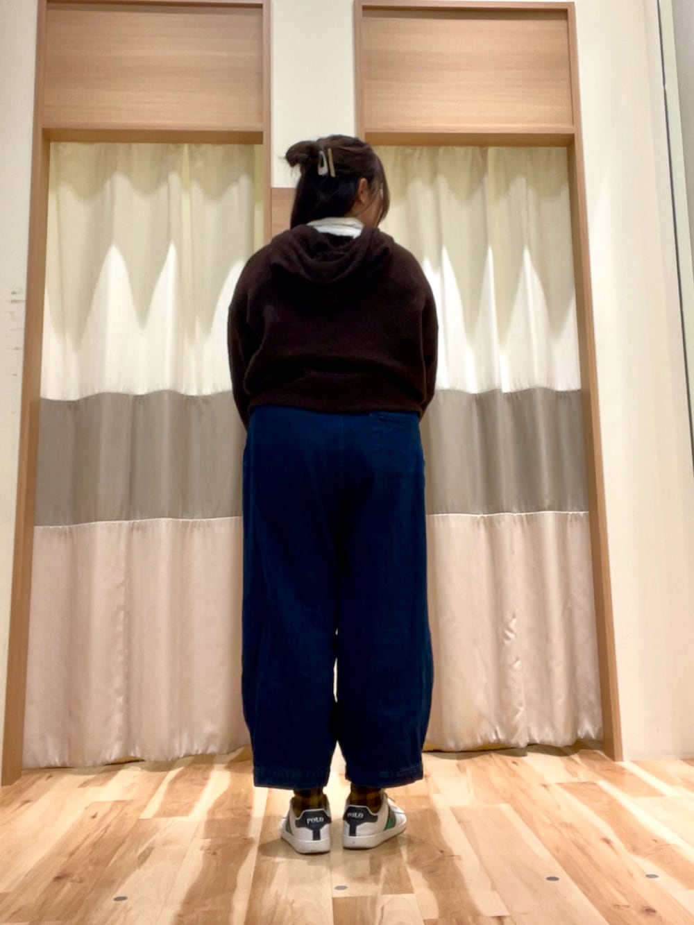 ブルー系のその他パンツ、ホワイト系のTシャツ/カットソー、ブラウン系のニット/セーターを着用したレディースの冬コーディネートの3枚目の写真