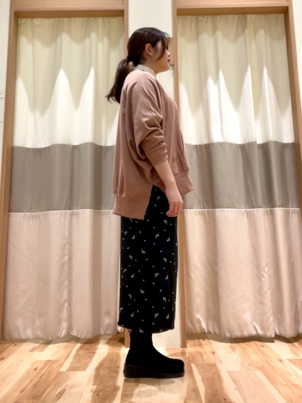 ブルー系のスウェット、ホワイト系のシャツ/ブラウス、ブラック系のスカートを着用したレディースの冬コーディネートの2枚目の写真