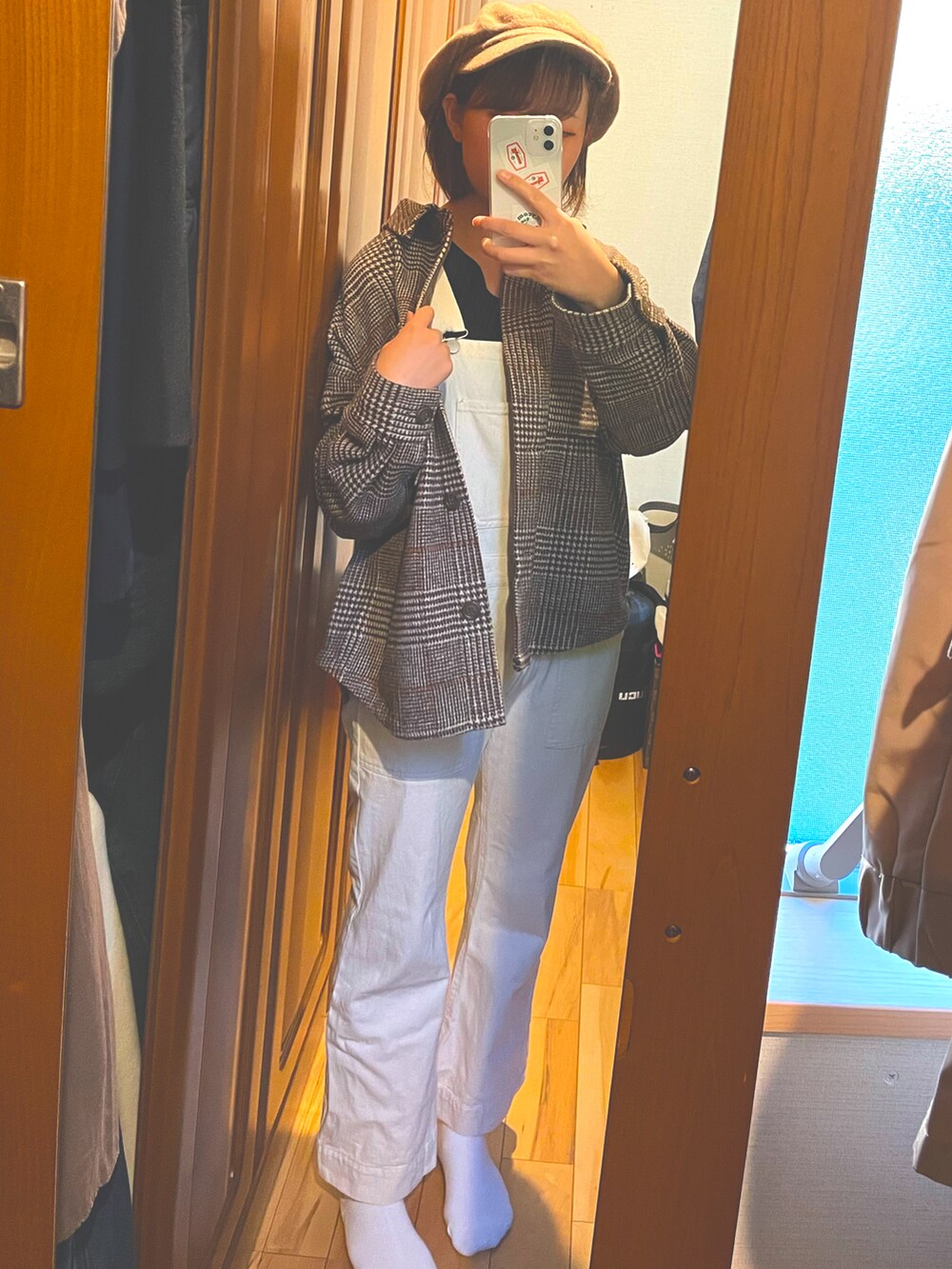 ブラウン系のジャケット/アウター、ホワイト系のサロペット/オーバーオール、ベージュ系のハンチング/ベレー帽を着用したレディースの秋コーディネートの2枚目の写真