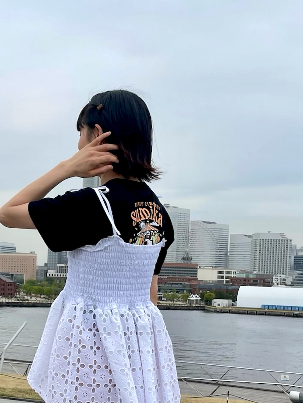 ベージュ系のサンダル、レッド系のその他パンツ、ホワイト系のトップスを着用したレディースの春コーディネートの2枚目の写真