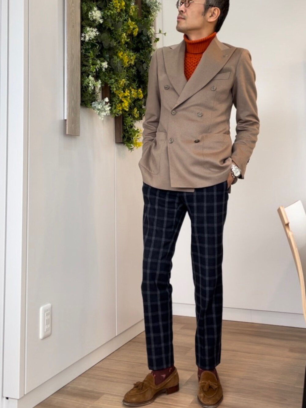 ベージュ系のテーラードジャケット、ブラウン系のドレスシューズ、グレー系のスラックスを着用したメンズの冬コーディネートの2枚目の写真