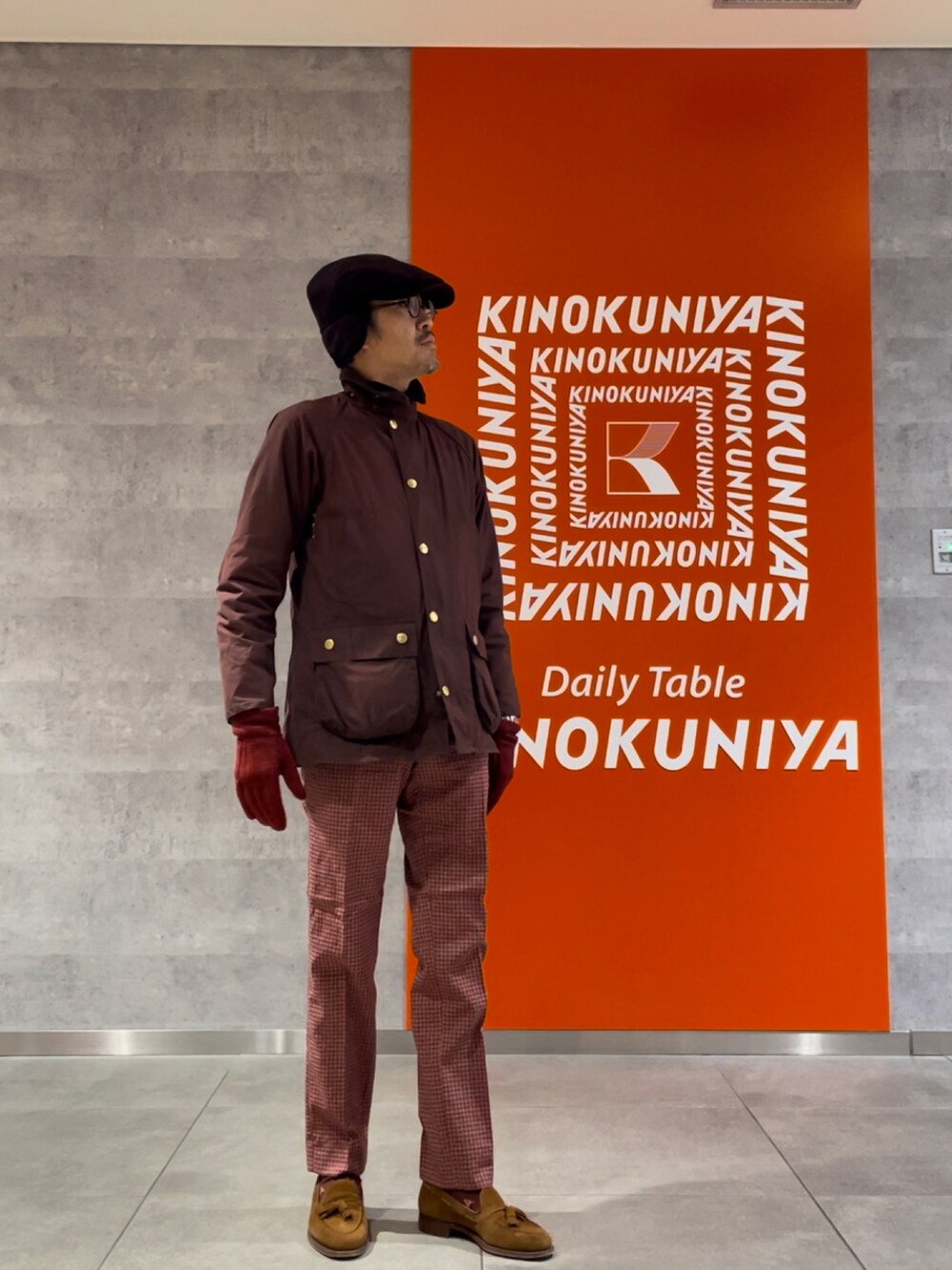 ブラウン系のジャケット/アウターを着用したメンズの冬コーディネートの2枚目の写真