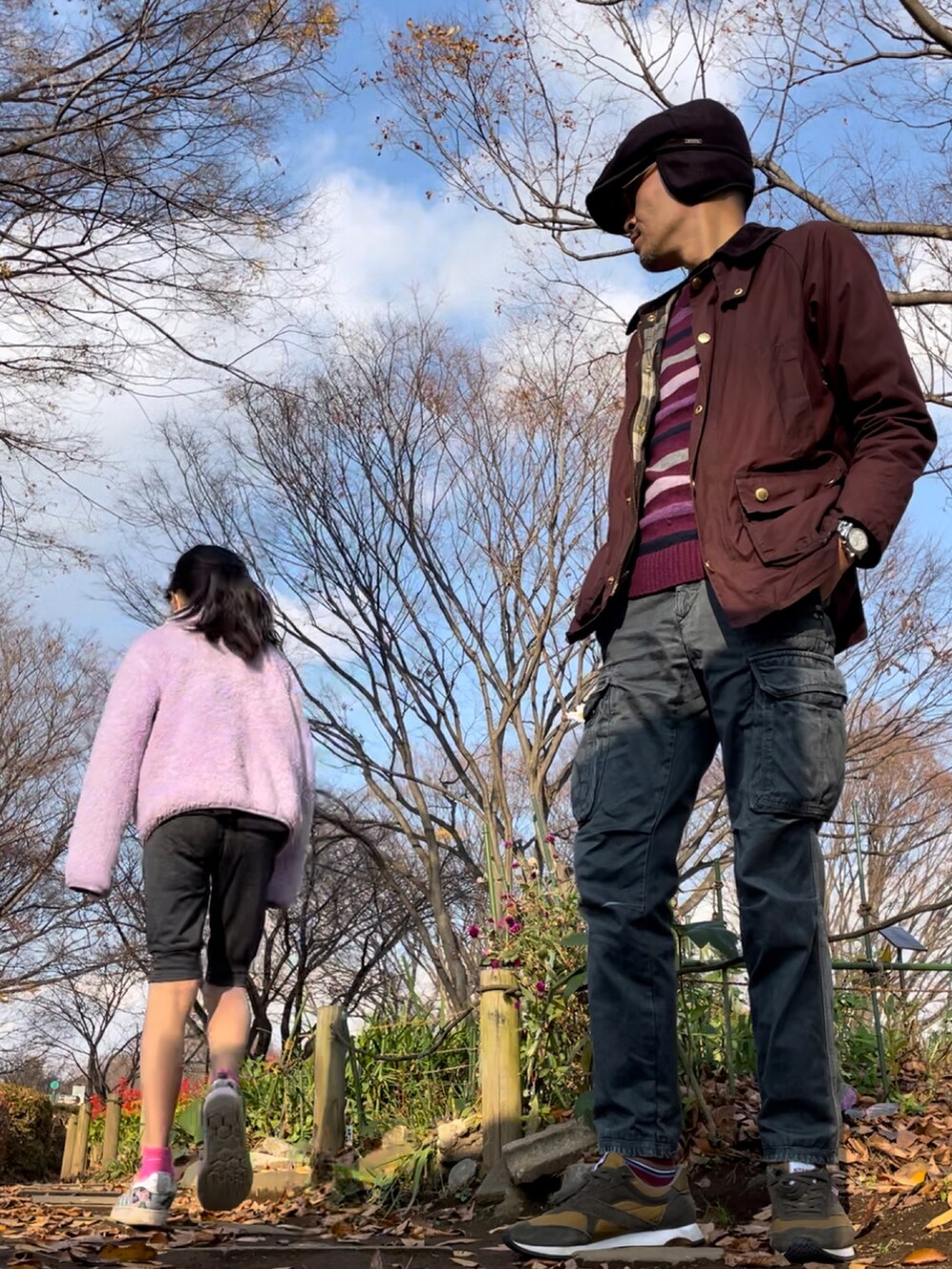 グリーン系のスニーカー、ブラウン系のジャケット/アウターを着用したメンズの冬コーディネートの2枚目の写真