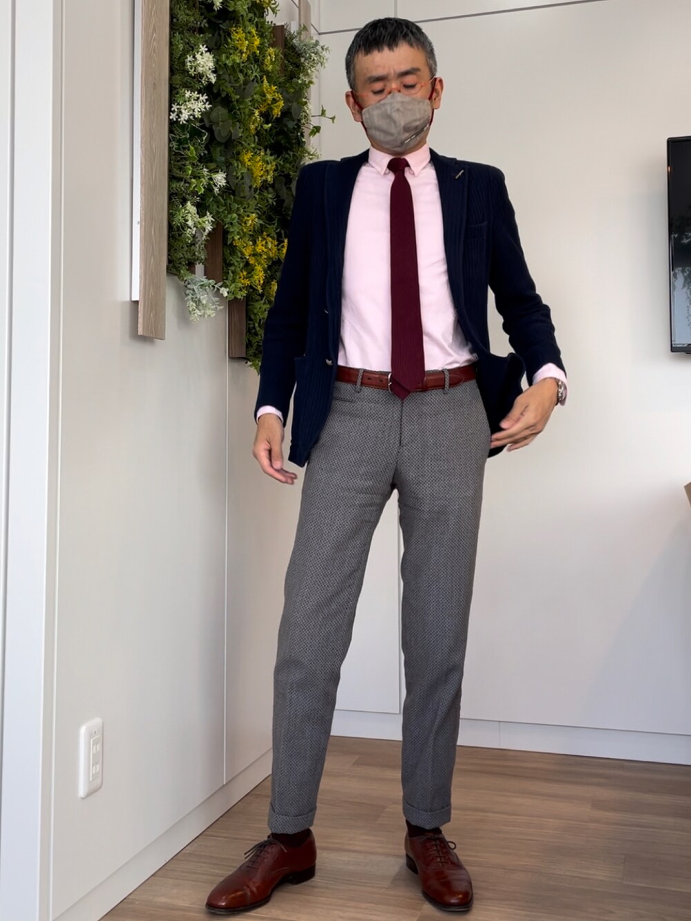 レッド系のテーラードジャケットを着用したメンズの春コーディネートの2枚目の写真