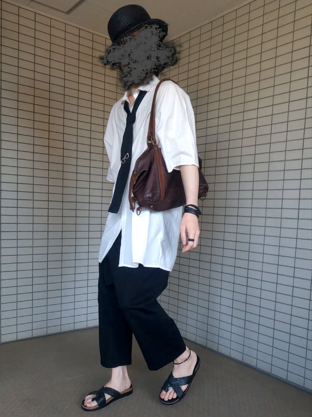 ブラウン系のボストンバッグ、ホワイト系のシャツ/ブラウス、ブラック系のその他パンツを着用したメンズの夏コーディネートの3枚目の写真