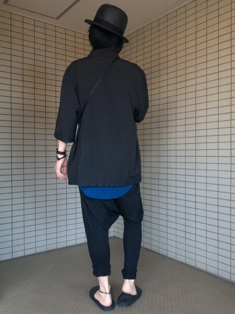 ブラック系のテーラードジャケット、シルバー系のショルダーバッグ、ブラック系のサンダルを着用したメンズの夏コーディネートの5枚目の写真