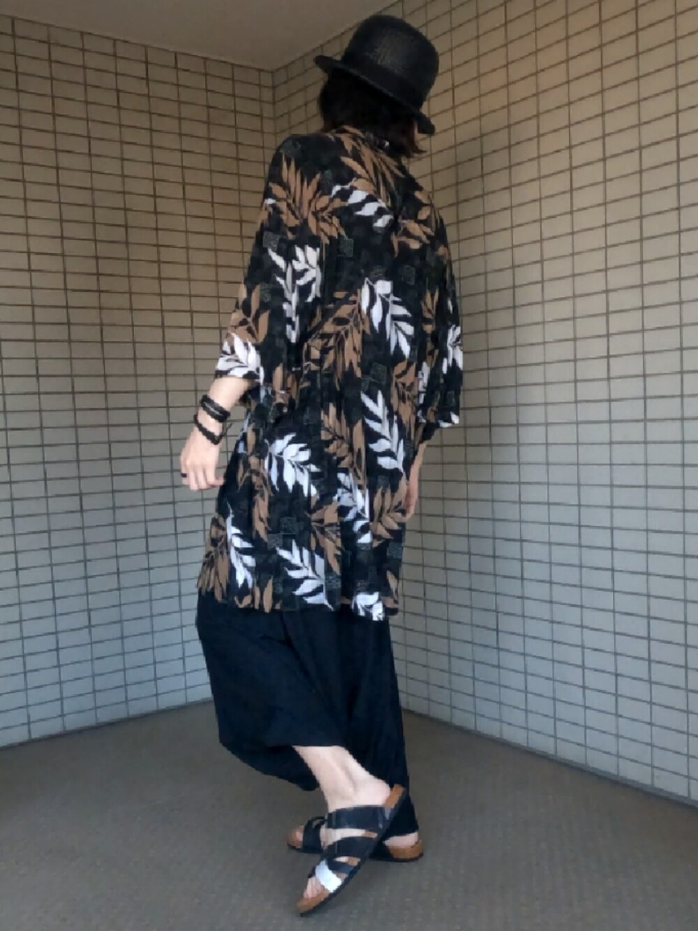 ブラック系のシャツ/ブラウス、ブラック系のショルダーバッグ、ホワイト系のサンダルを着用したメンズの春コーディネートの2枚目の写真