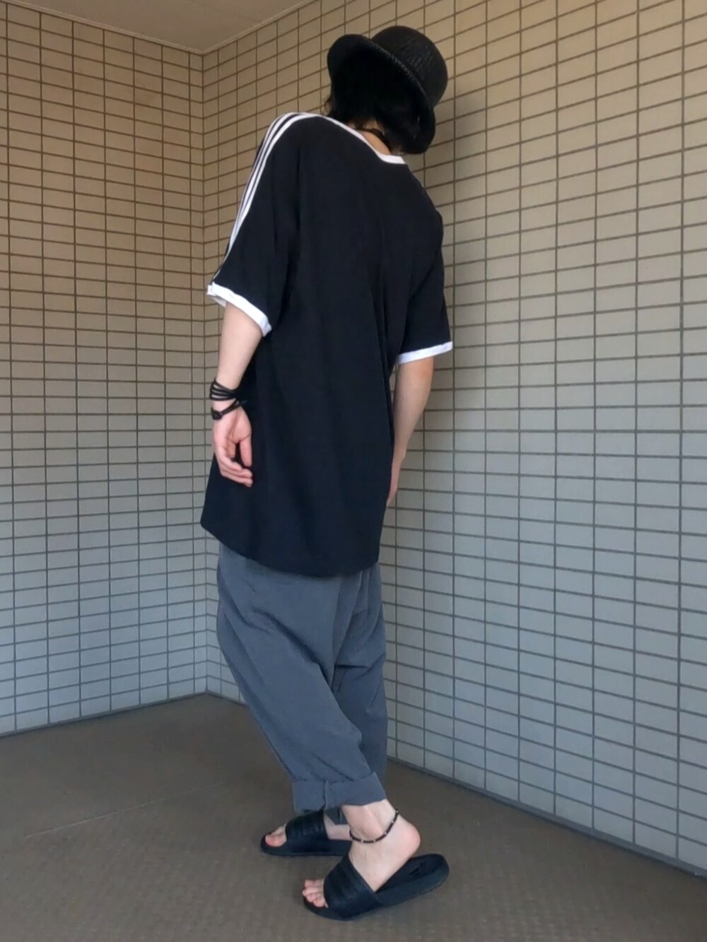 ブラック系のTシャツ/カットソー、ブラック系のショルダーバッグ、グレー系のその他パンツを着用したメンズの夏コーディネートの4枚目の写真