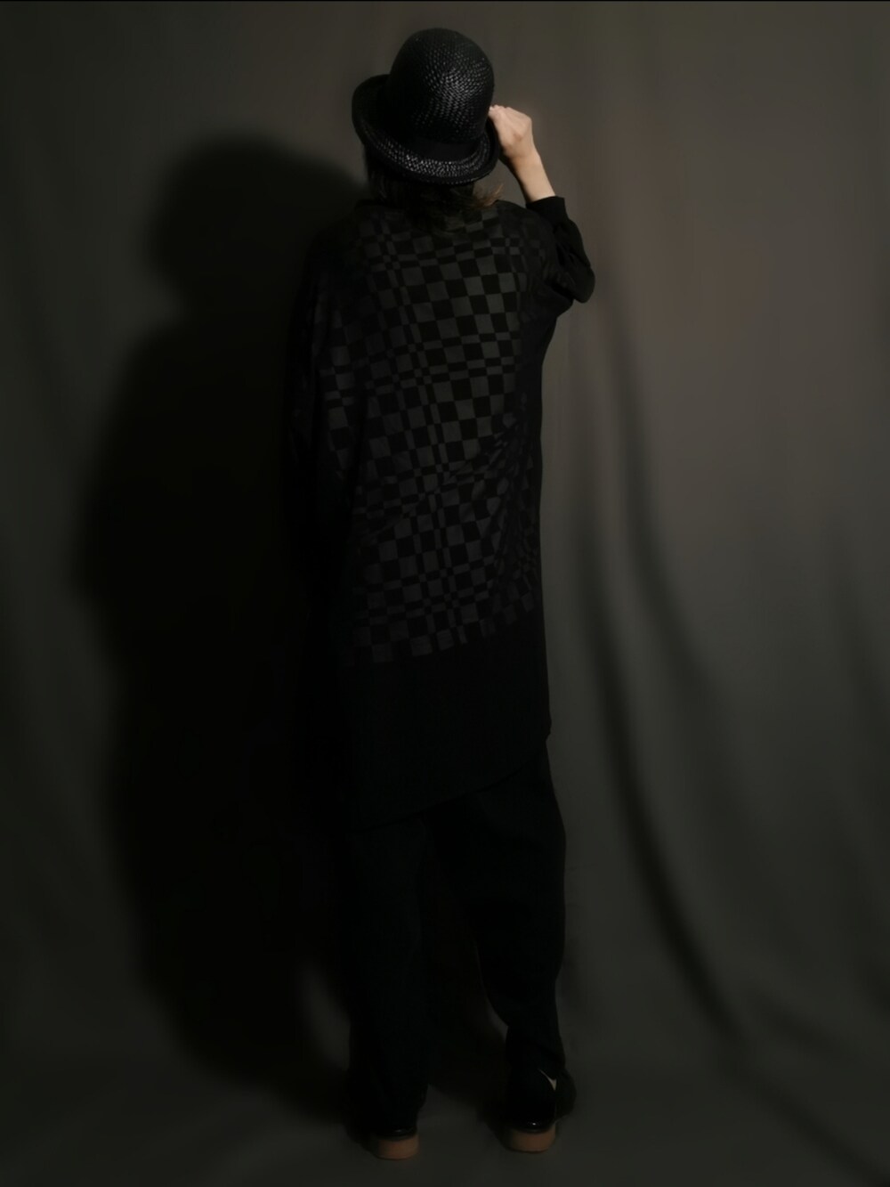 ブラック系のカーディガン/ボレロ、ブラック系のTシャツ/カットソー、ブラック系のサンダルを着用したメンズの夏コーディネートの3枚目の写真