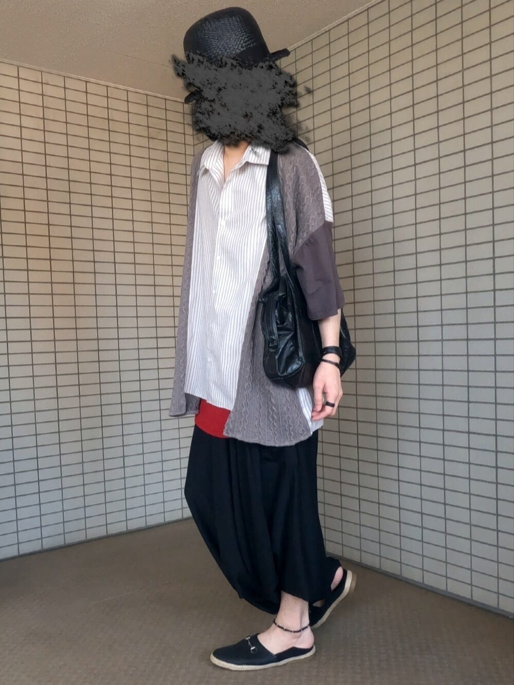 グレー系のシャツ/ブラウス、レッド系のタンクトップ、ブラック系のスリッポンを着用したメンズの秋コーディネートの2枚目の写真