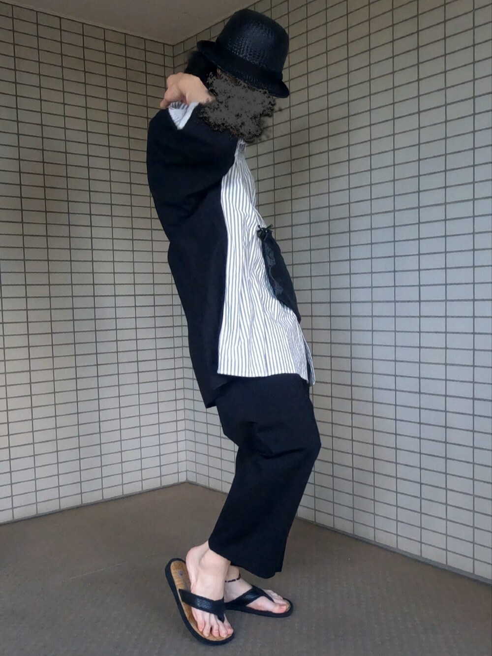 ブラック系のショルダーバッグ、ブラック系のその他パンツ、ブラック系のサンダルを着用したメンズの夏コーディネートの3枚目の写真