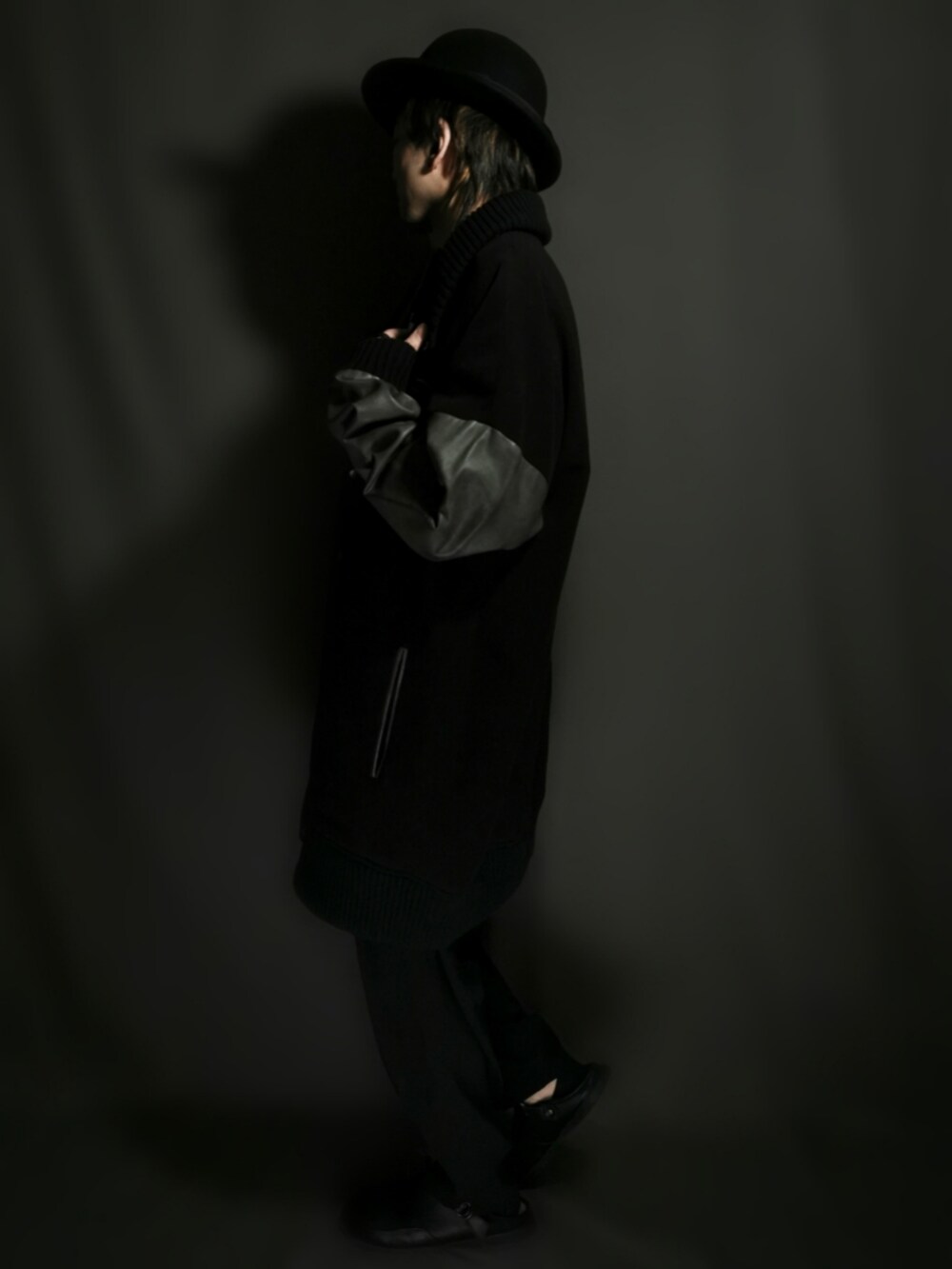 ブラック系のスタジャン、ブラック系のTシャツ/カットソー、ブラック系のその他パンツを着用したメンズの冬コーディネートの3枚目の写真