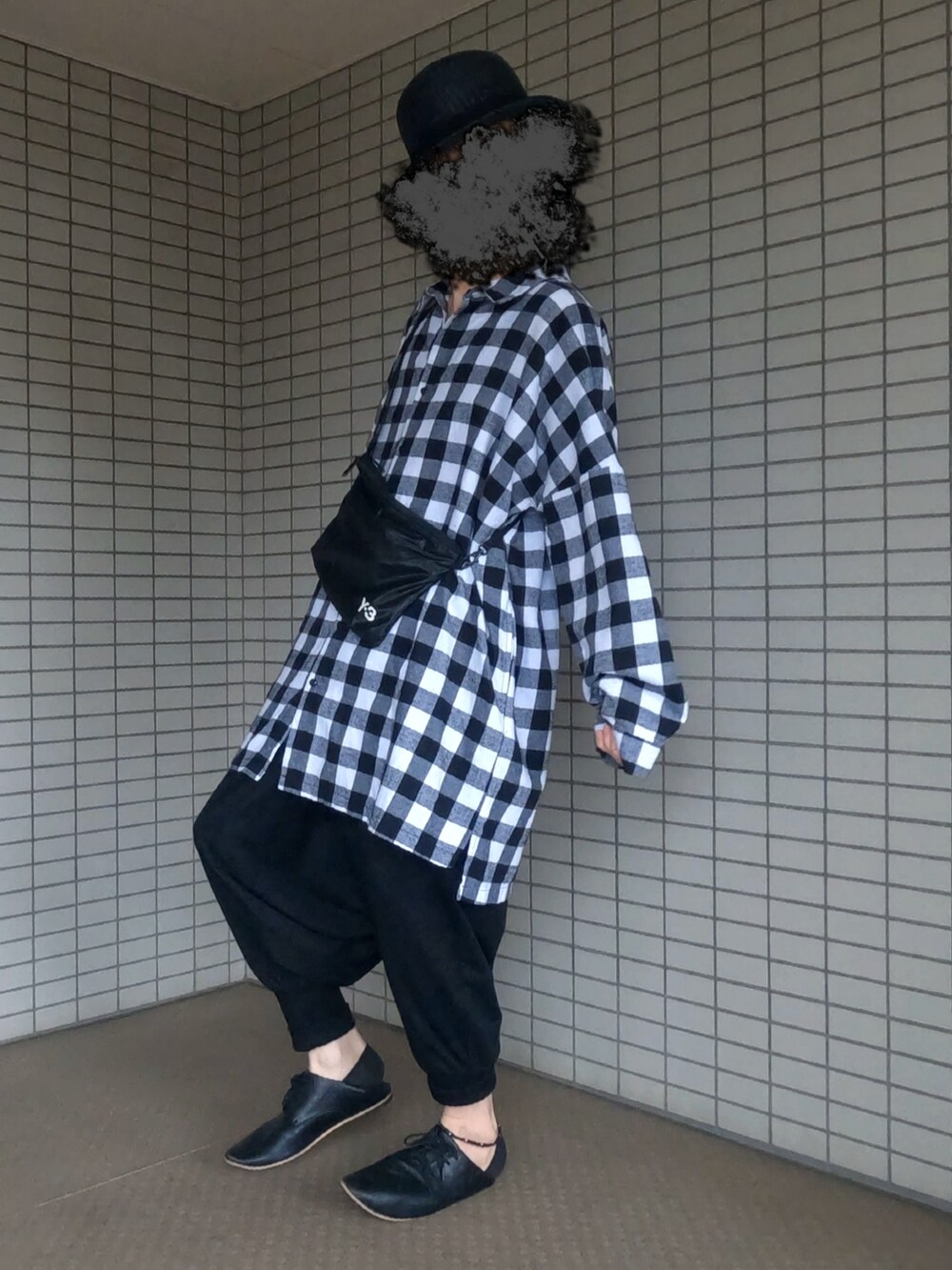 ホワイト系のシャツ/ブラウス、ブラック系のショルダーバッグ、ブラック系のその他パンツを着用したメンズの夏コーディネートの4枚目の写真