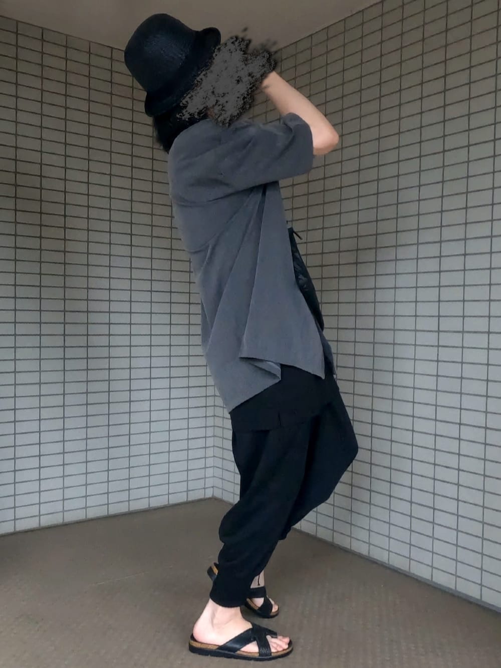 グレー系のテーラードジャケット、ブラック系のショルダーバッグ、ブラック系のその他パンツを着用したメンズの夏コーディネートの3枚目の写真