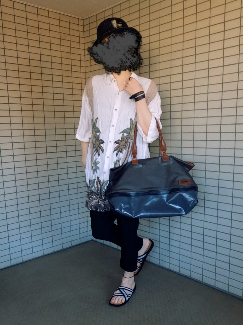 ホワイト系のシャツ/ブラウス、ブラウン系のトートバッグ、ホワイト系のサンダルを着用したメンズの春コーディネートの2枚目の写真