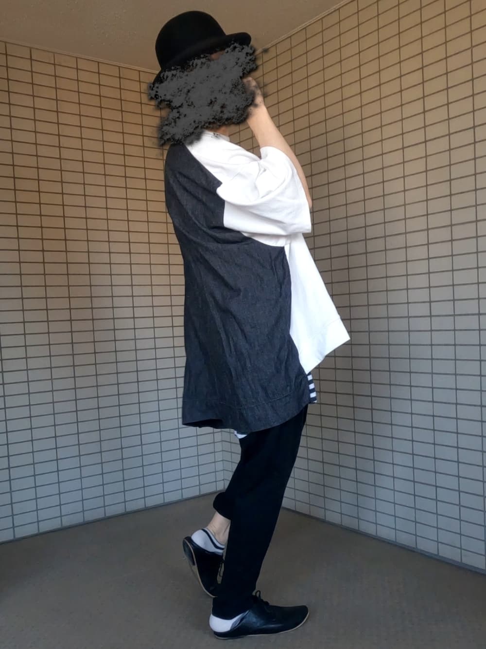 ホワイト系のタンクトップ、ブラック系のドレスシューズ、ホワイト系のTシャツ/カットソーを着用したメンズの春コーディネートの2枚目の写真