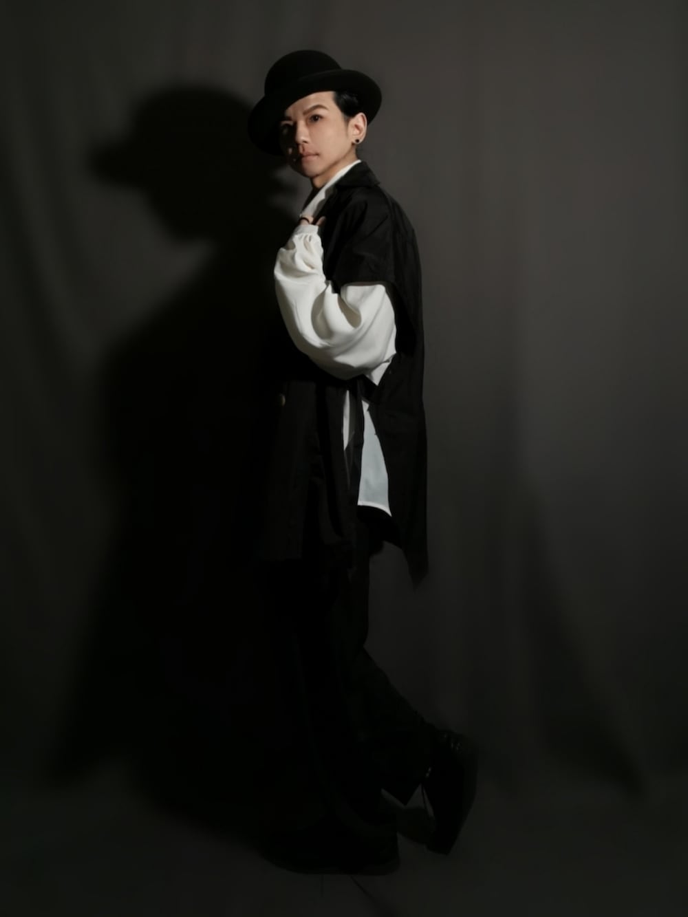 ブラック系のパンツ、ブラック系のドレスシューズ、ホワイト系のシャツ/ブラウスを着用したメンズの秋コーディネートの2枚目の写真