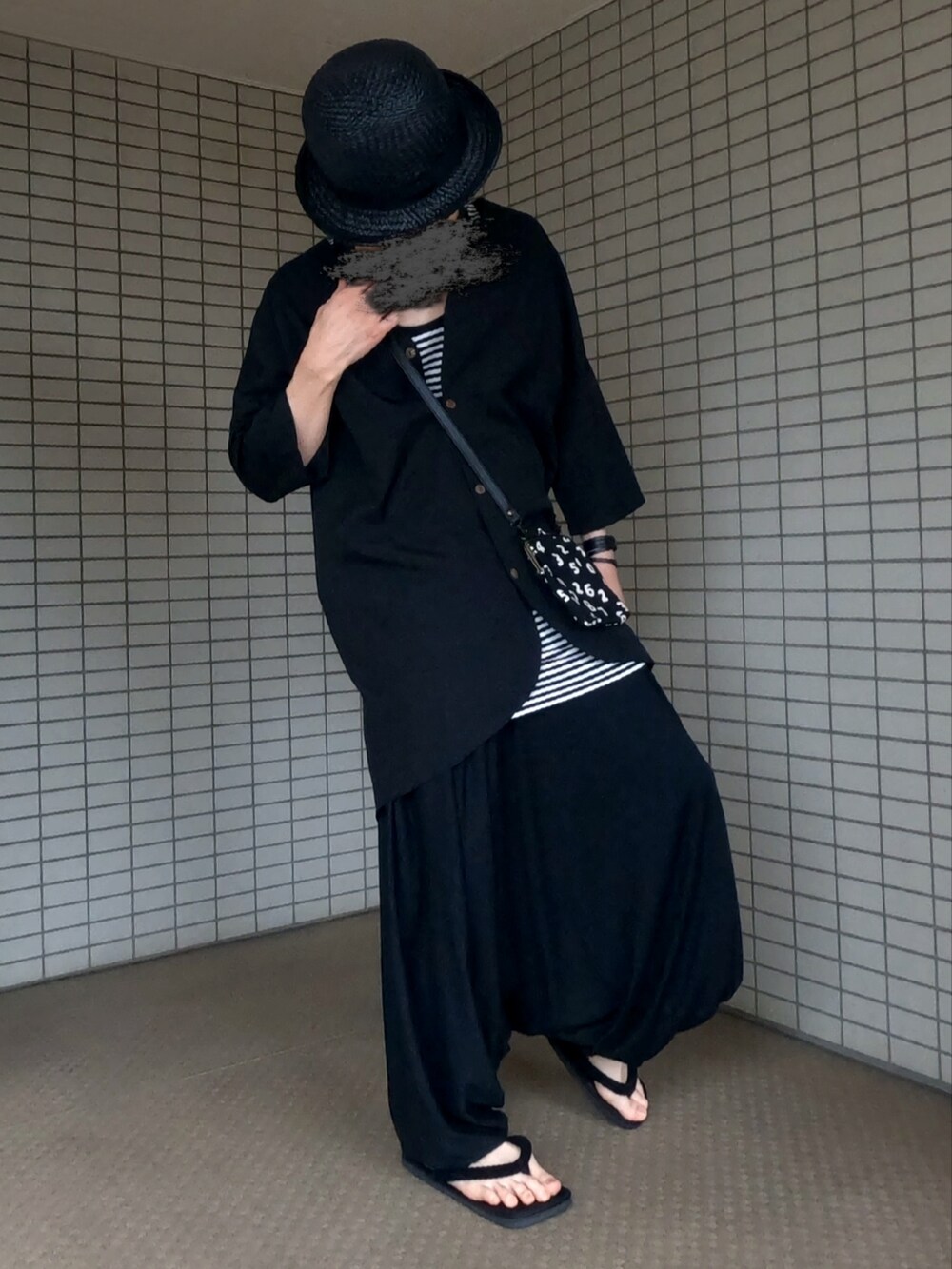 ブラック系のノーカラージャケット、ブラック系のショルダーバッグ、ブラック系のその他パンツを着用したメンズの秋コーディネートの2枚目の写真