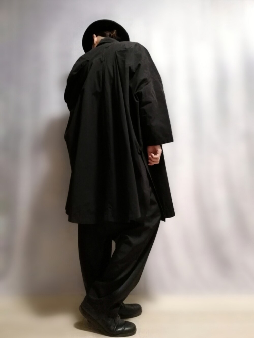 ブラック系のジャケット/アウター、ブラック系のTシャツ/カットソー、ブラック系のパンツを着用したメンズの秋コーディネートの4枚目の写真