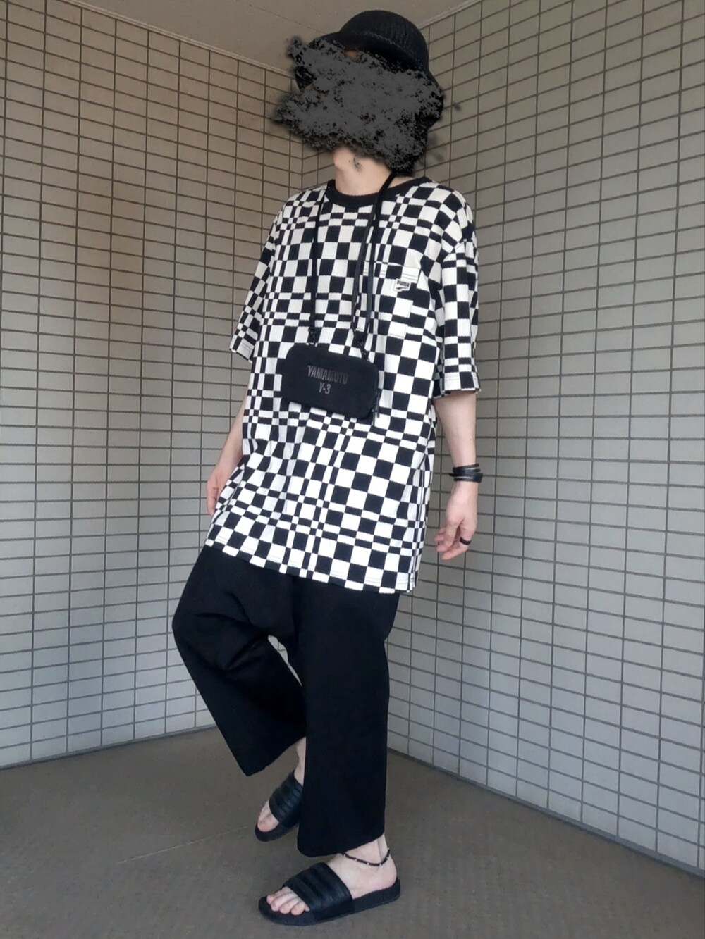 ホワイト系のTシャツ/カットソー、ブラック系のショルダーバッグ、ブラック系のその他パンツを着用したメンズの夏コーディネートの2枚目の写真