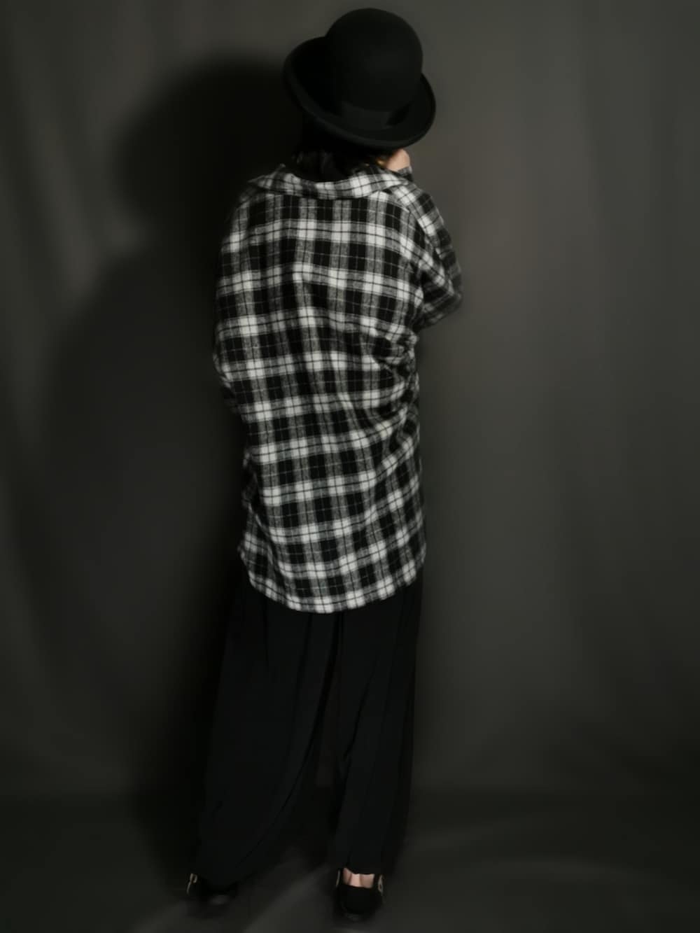 ブラック系のテーラードジャケット、ブラック系のシャツ/ブラウス、ブラック系のスカートを着用したメンズの秋コーディネートの5枚目の写真