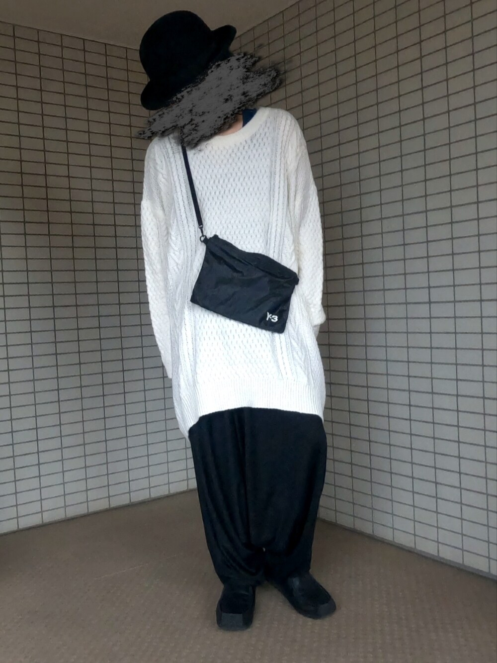 ブラック系のショルダーバッグ、ホワイト系のニット/セーターを着用したメンズの秋コーディネートの2枚目の写真