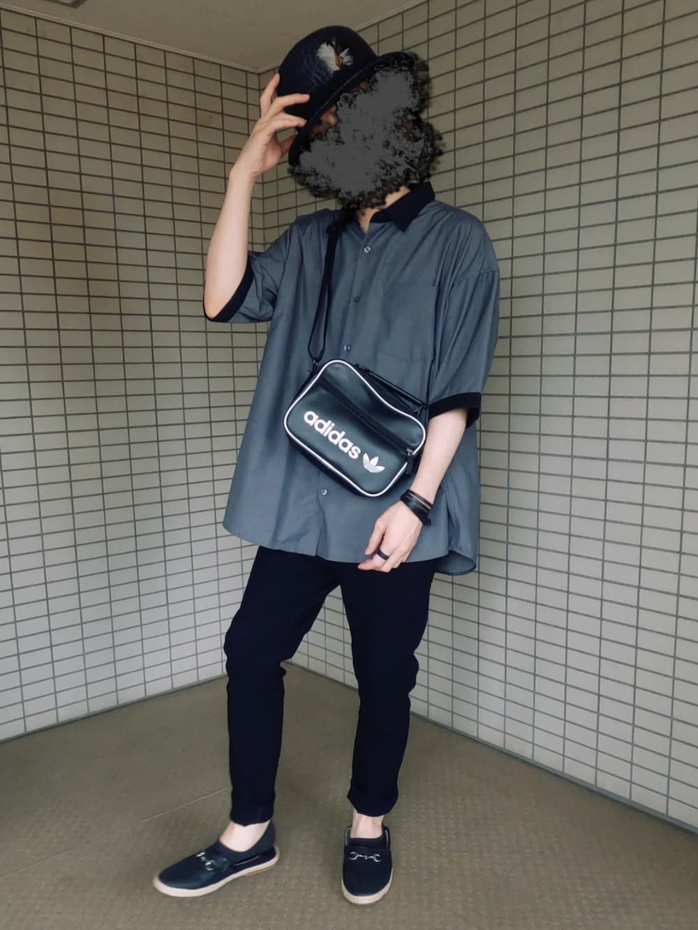 グレー系のシャツ/ブラウス、ブラック系のショルダーバッグ、ブラック系のパンツを着用したメンズの春コーディネートの2枚目の写真