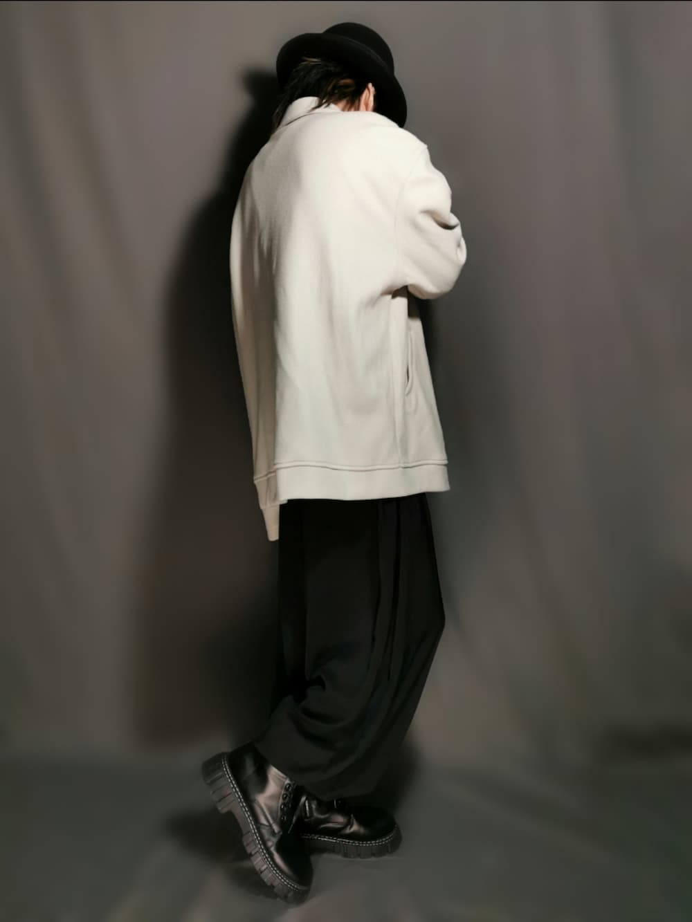 ホワイト系のライダースジャケット、ブラック系のTシャツ/カットソー、ブラック系のスカートを着用したメンズの冬コーディネートの4枚目の写真