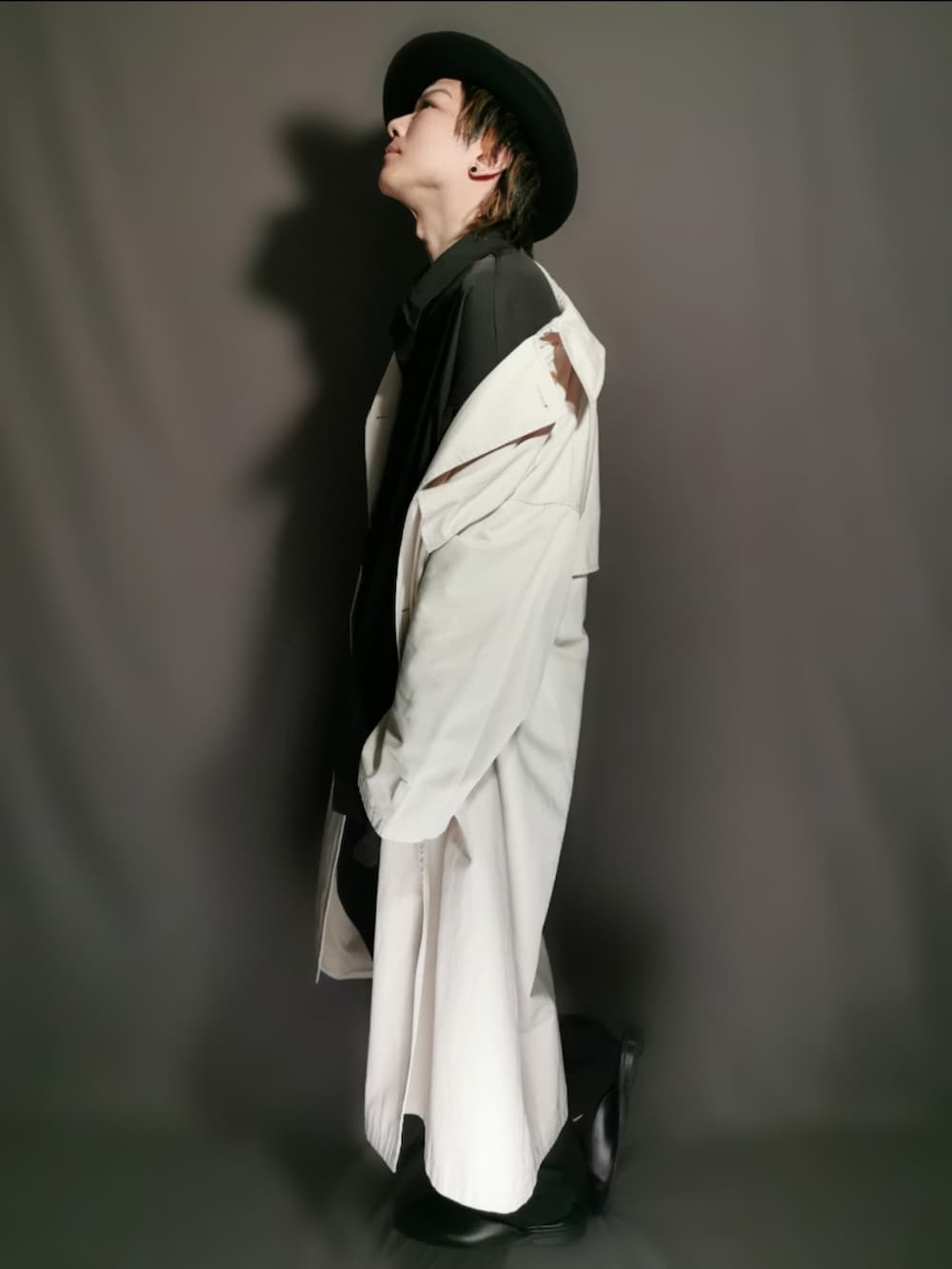 ベージュ系のトレンチコート、ブラック系のシャツ/ブラウス、ブラック系のボディバッグ/ウエストポーチを着用したメンズの冬コーディネートの3枚目の写真