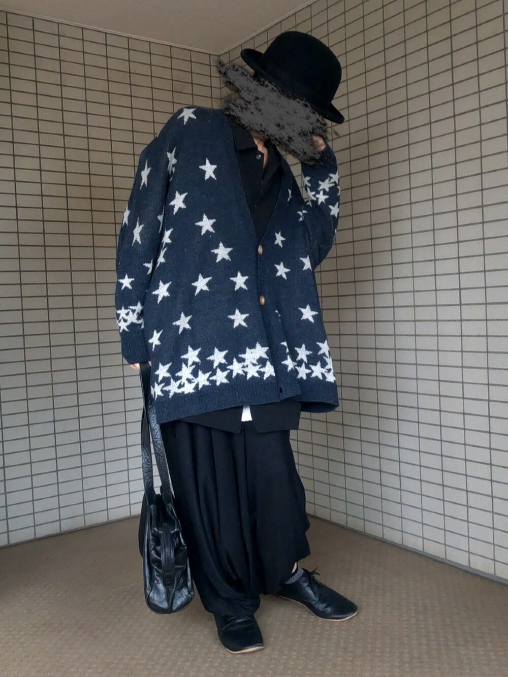 ブラック系のシャツ/ブラウス、ブラック系のカーディガン/ボレロ、ブラック系のボストンバッグを着用したメンズの冬コーディネートの2枚目の写真