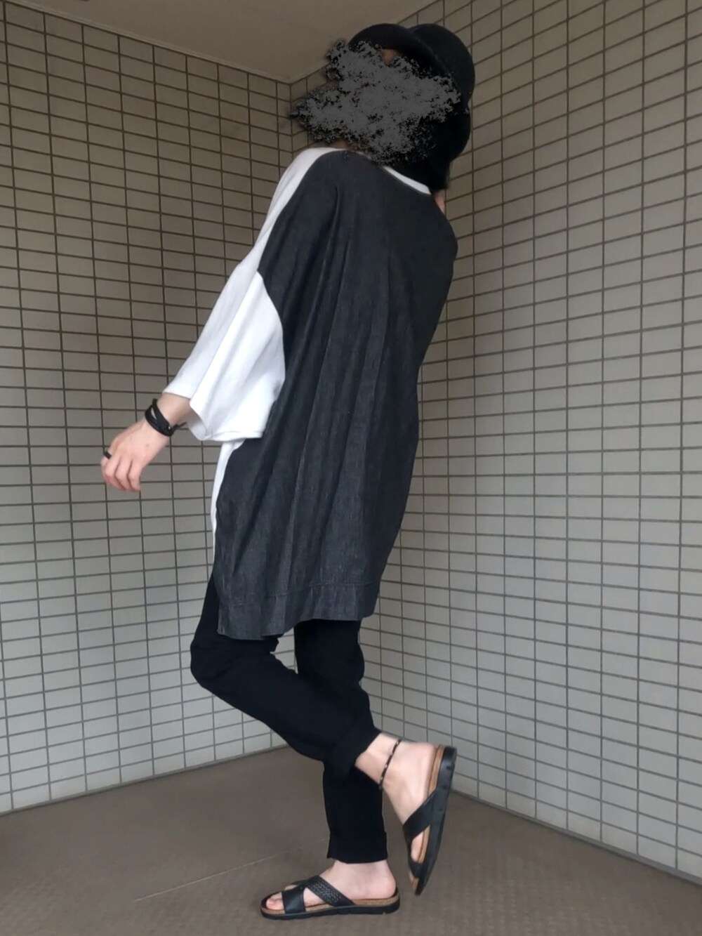 ブラック系のパンツ、ブラック系のサンダル、ホワイト系のTシャツ/カットソーを着用したメンズの夏コーディネートの4枚目の写真