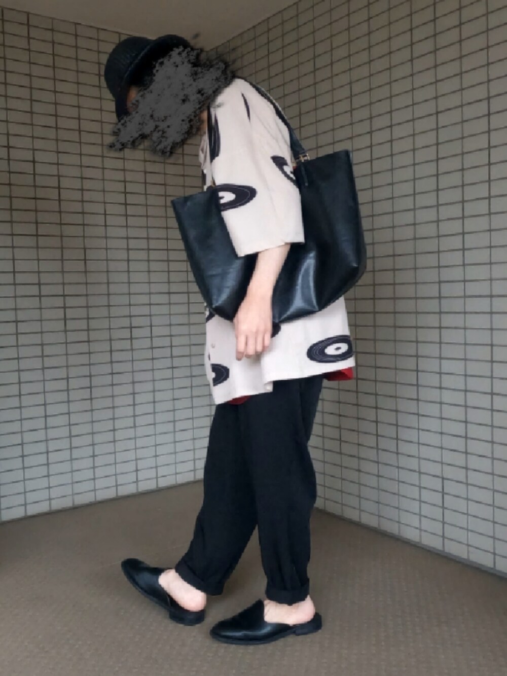 ホワイト系のシャツ/ブラウス、ブラック系のパンツ、ブラック系のサンダルを着用したメンズの夏コーディネートの2枚目の写真