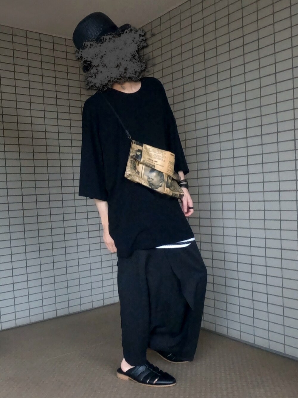 ブラック系のTシャツ/カットソー、ブラック系のその他パンツ、ブラック系のサンダルを着用したメンズの秋コーディネートの2枚目の写真