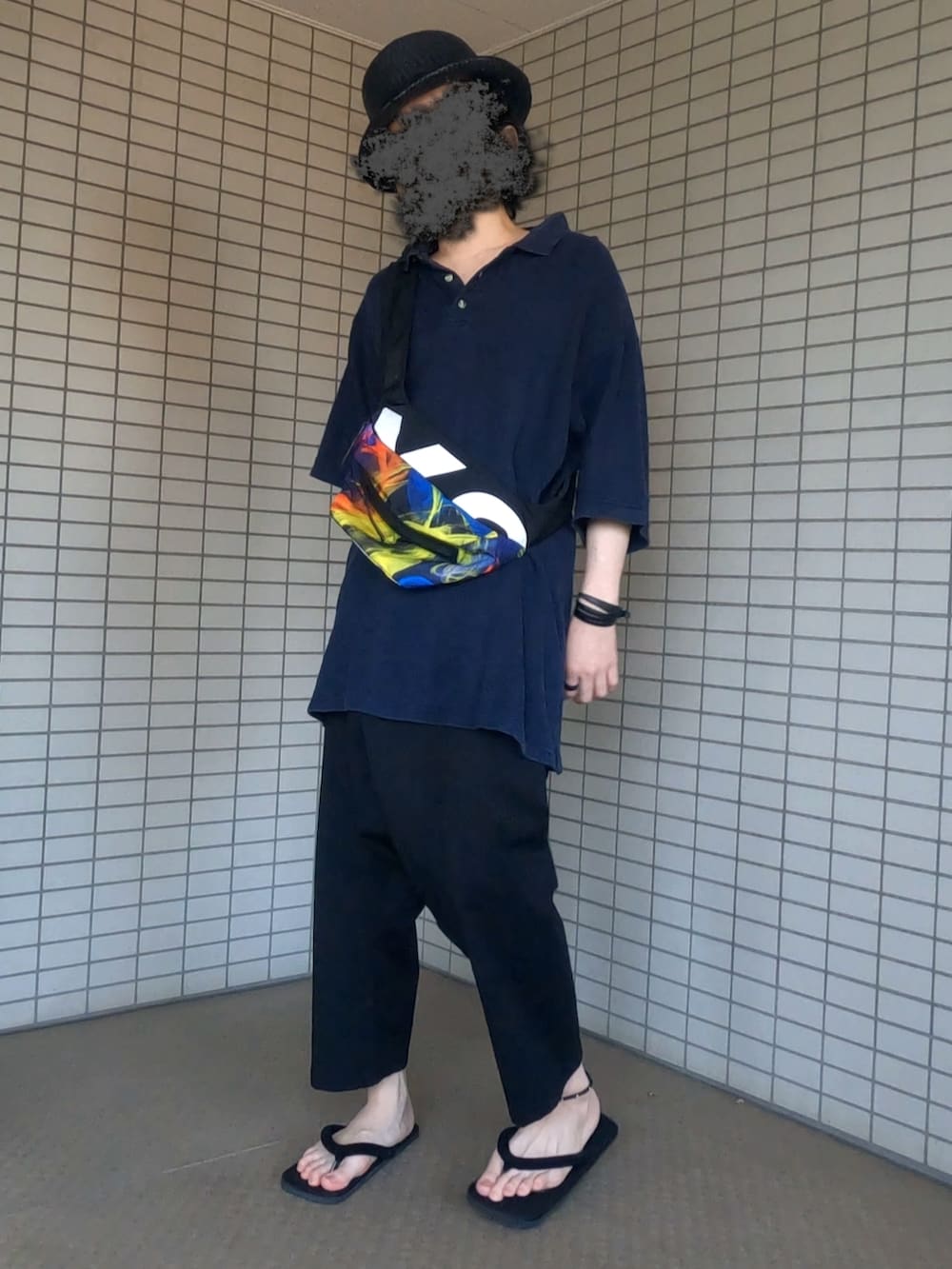 ブラック系のポロシャツ、その他のボディバッグ/ウエストポーチ、ブラック系のその他パンツを着用したメンズの夏コーディネートの2枚目の写真