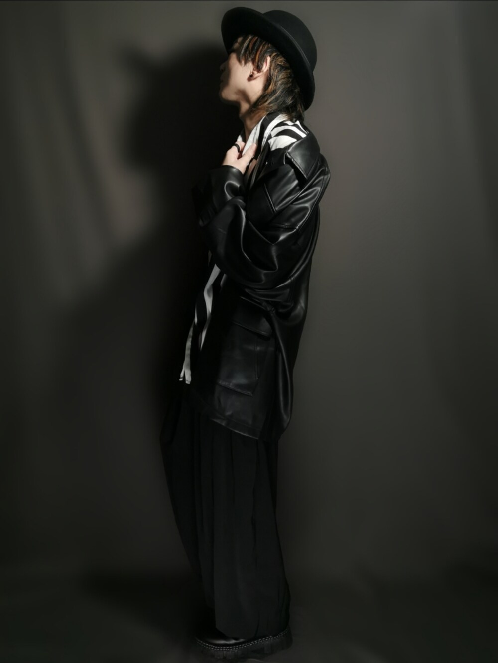 ブラック系のブルゾン、ホワイト系のシャツ/ブラウス、ブラック系のスカートを着用したメンズの冬コーディネートの3枚目の写真