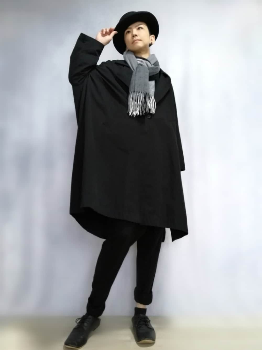 ブラック系のジャケット/アウター、ブラック系のその他パンツ、ブラック系のドレスシューズを着用したメンズの秋コーディネートの2枚目の写真