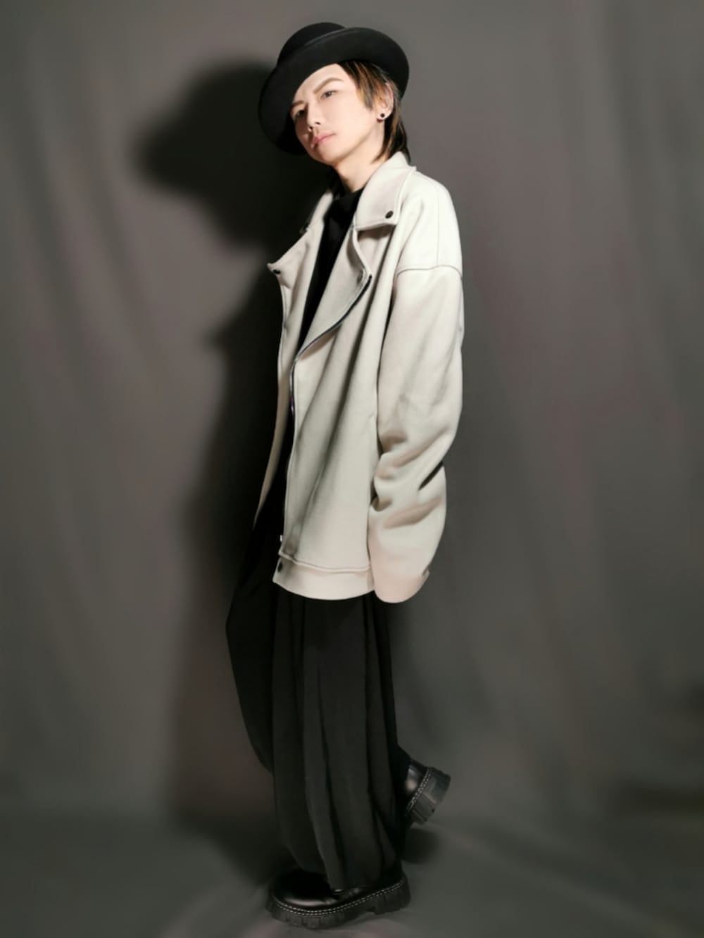 ホワイト系のライダースジャケット、ブラック系のTシャツ/カットソー、ブラック系のスカートを着用したメンズの冬コーディネートの2枚目の写真